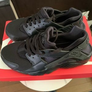 Kids NIKE Huarache Run Sneakers. Size 5.5 youth. EUC -- Worn once.